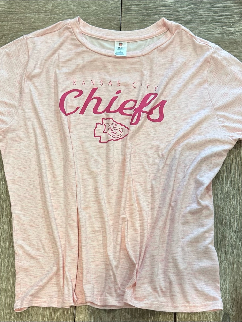 Kansas City Chiefs Women’s Pink Graphic Short Sleeve Tee, Size Large